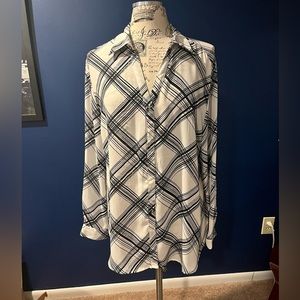 Women’s black and white/cream tunic style button down blouse with split in back